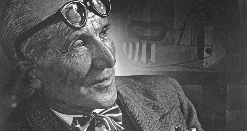 La magnifique façade extérieure de la Villa Poissy Le Corbusier, symbole de l'architecture moderne et puriste